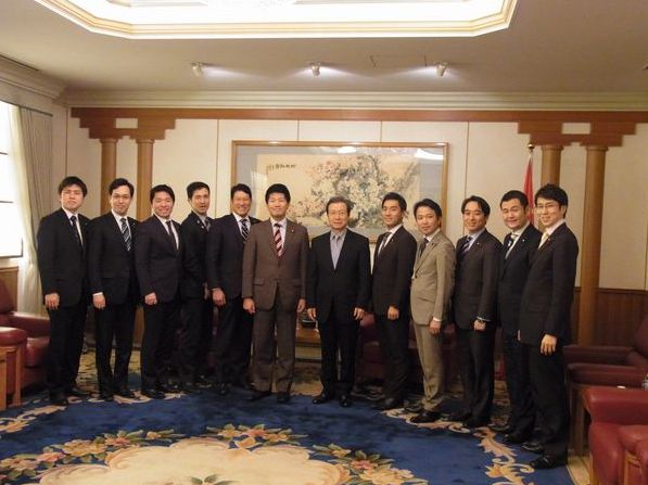党青年局の議員が程永華中国大使を表敬訪問