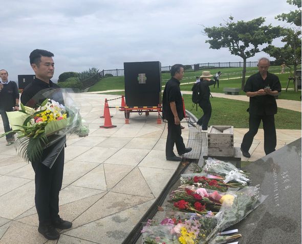 沖縄全戦没者追悼式に先立ち、平和の礎に献花